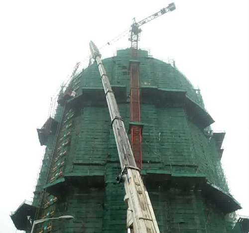 静安吊车在工地上作业